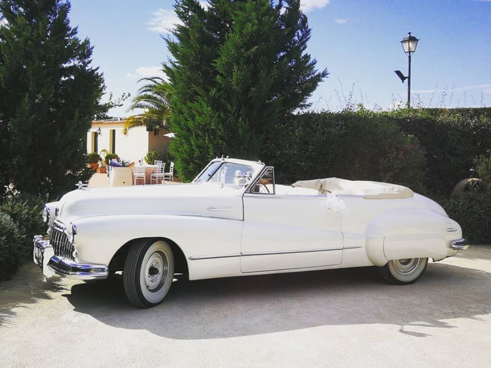 Buick blanco descapotable en patio de banquete