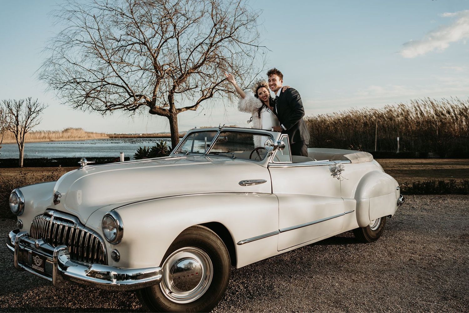 Buick 1946 John Spirit con pareja al atardecer en arrozales